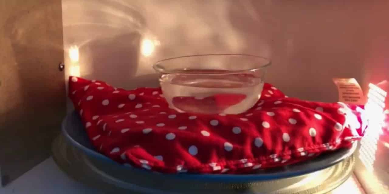 Kirschkernkissen in der Mikrowelle erwärmen