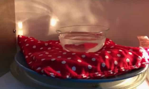 Kirschkernkissen in der Mikrowelle erwärmen