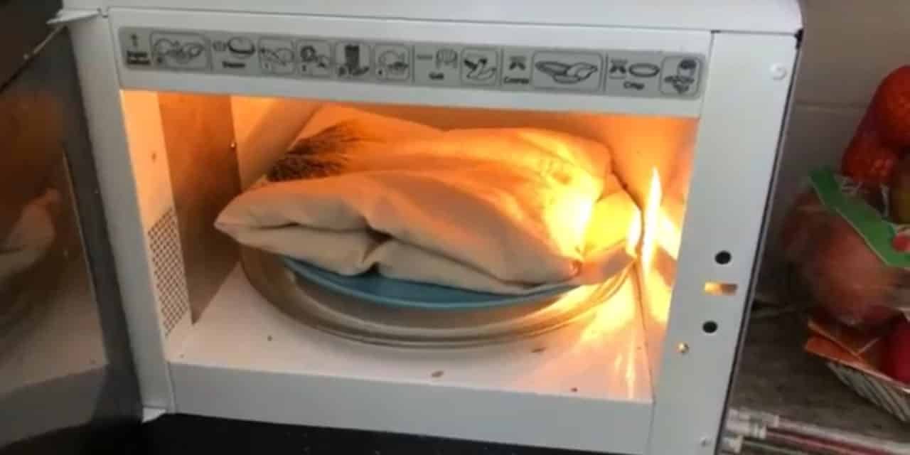 Körnerkissen in der Mikrowelle erwärmen