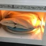 Körnerkissen in der Mikrowelle erwärmen